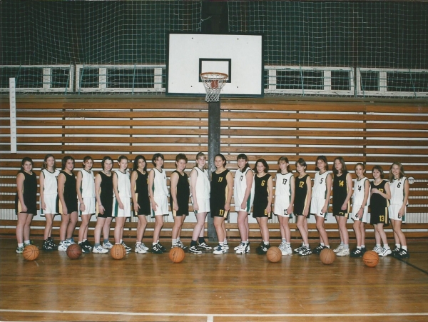 Družstvo žákyň 1997/1998 pod vedením Petra Čeňka a Evy Antošové ml.